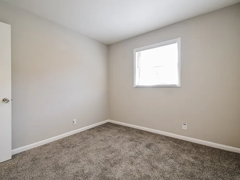 1045688_025_bedroom_13538217.jpg
