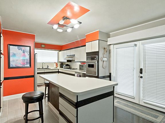 5th image of 8243 Queenswood Ct