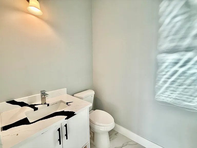 660 NE Moss Rose Pl — Photo 6