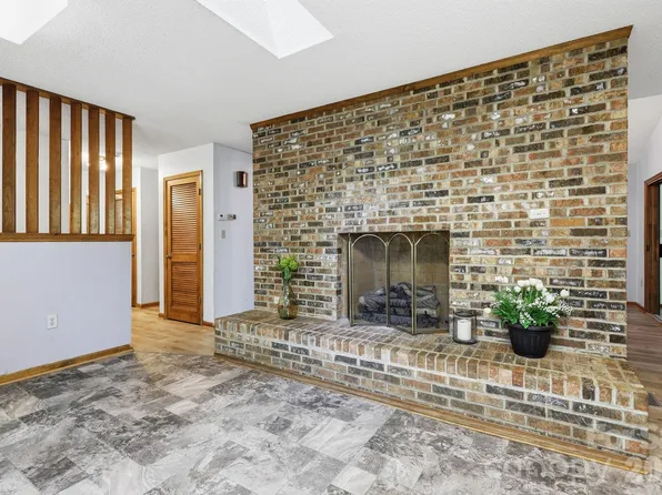 1 Mountain Heritage Pl, Candler, NC 28715