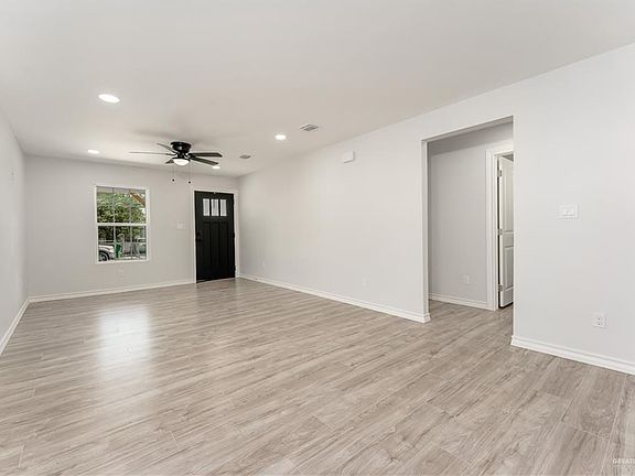 4th image of 119 E Martinez St