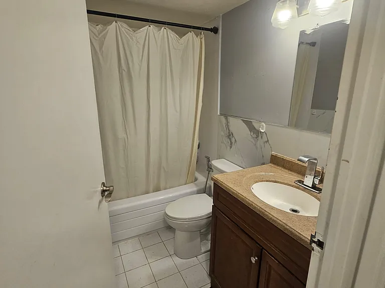 3590 Kaneff Cres #506 — Photo 17