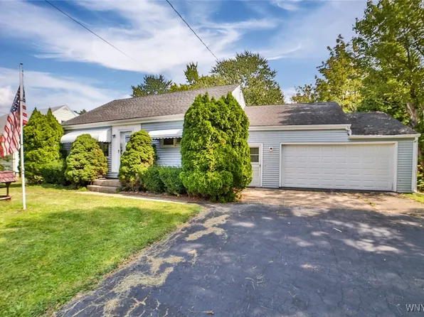 440 Sunset Dr, Hamburg, NY 14075