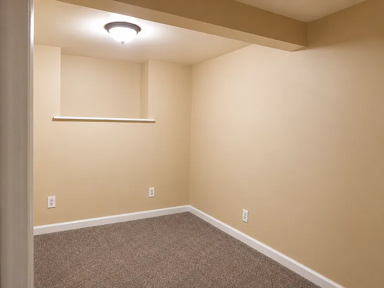9 Thompson St #BASEMENT — Photo 2