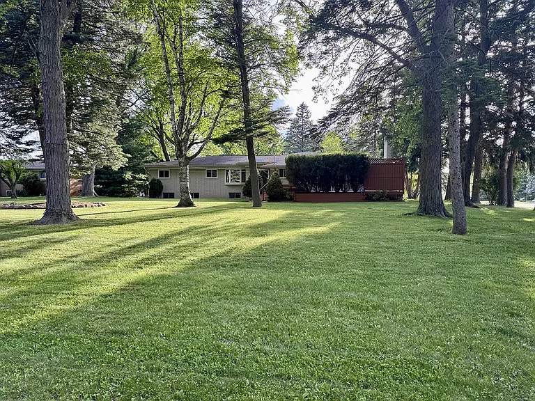 17 Avonwood Blvd — Photo 32