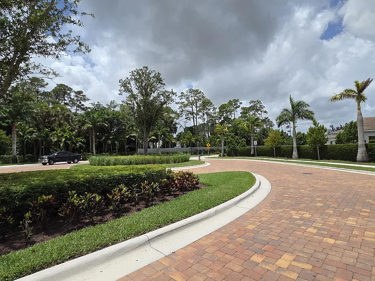 6668 Pointe Of Woods Dr — Photo 3