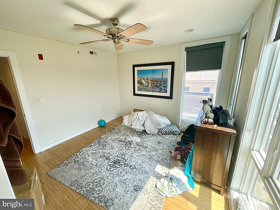 5th image of 1834-36 Vineyard St #27