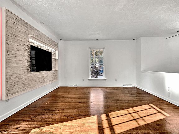 5th image of 3854 Hyde Park Dr