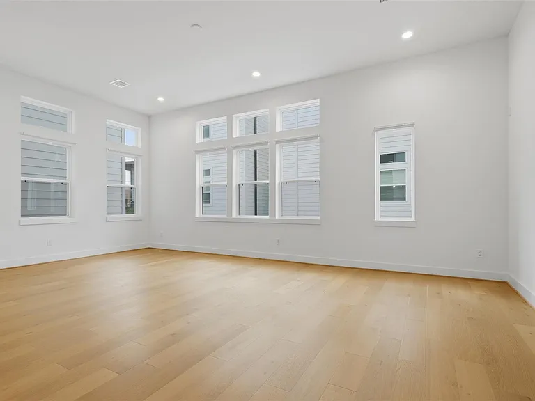 326 Eastwood St — Photo 7