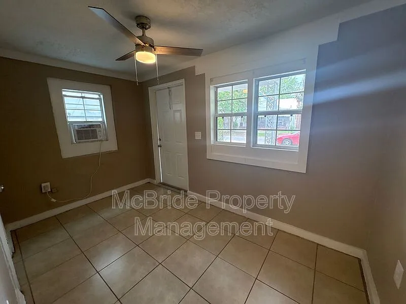 2 bed, 1.0 bath, 672 sqft, $925 — Photo 2