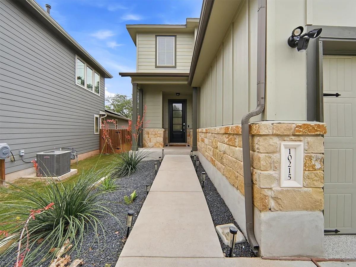 Building Photo - 10215 Buster Dr