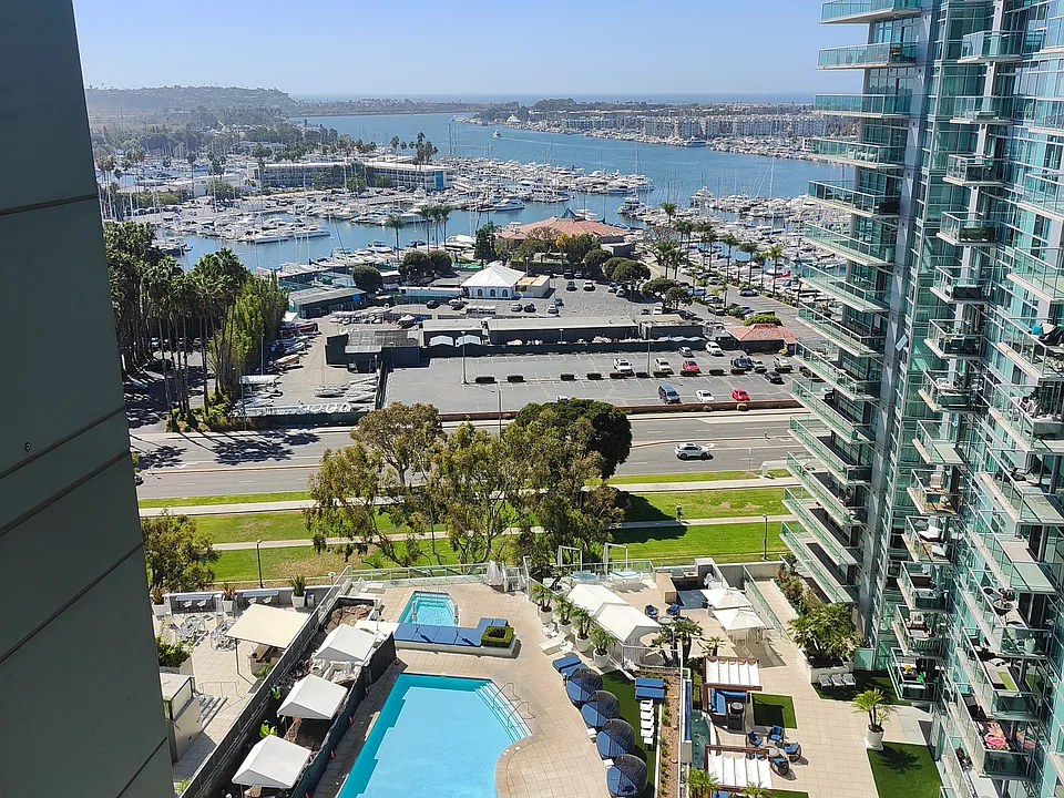 13650 Marina Pointe Dr #1605