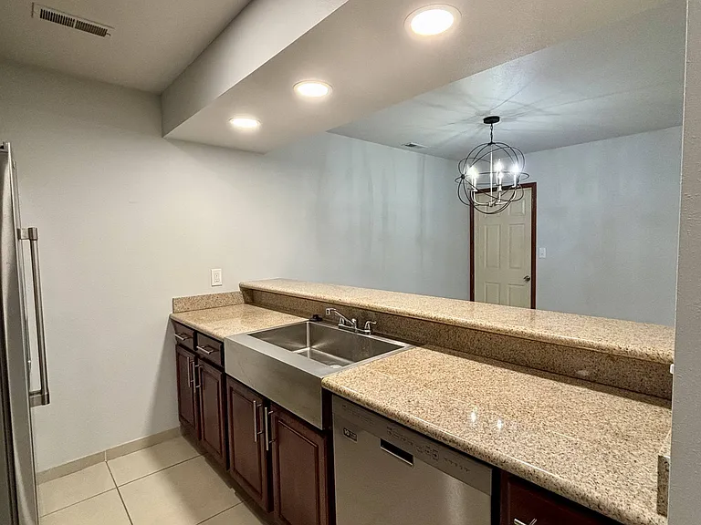 118 Rhodes St — Photo 1