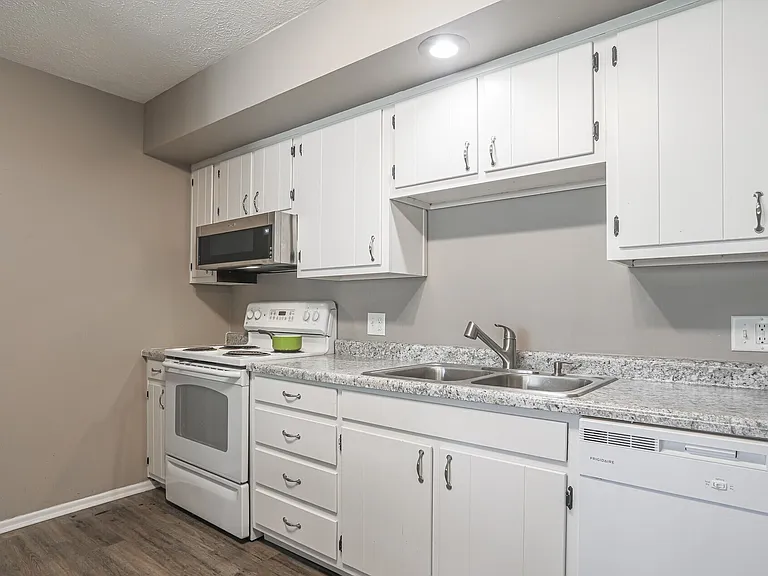 Rivershore Apartments — Photo 16