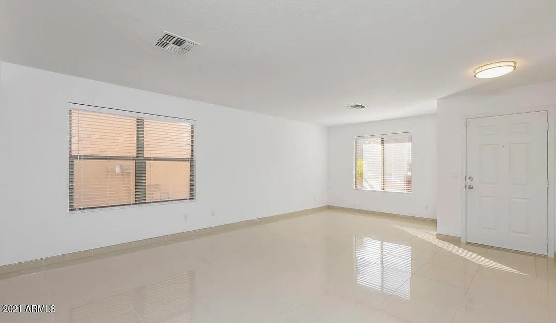 4 bed, 2.5 bath, 2461 sqft, $2,795 — Photo 4