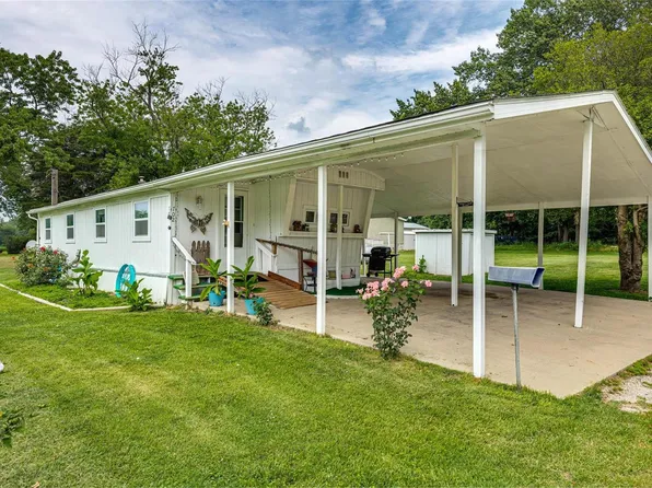 702 North Ave, Panama, IL 62077