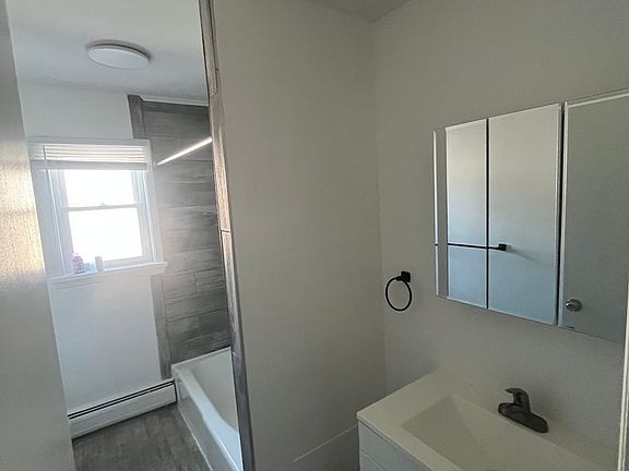 4th image of 2610-2638 Dewey Ave #4