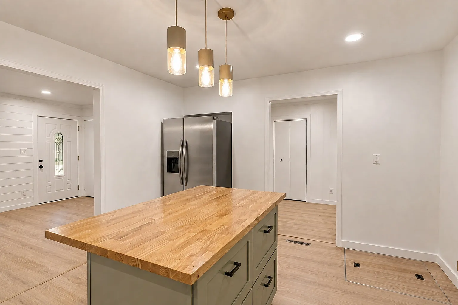 3 bed, 1.5 bath, 1323 sqft, $2,750 — Photo 3