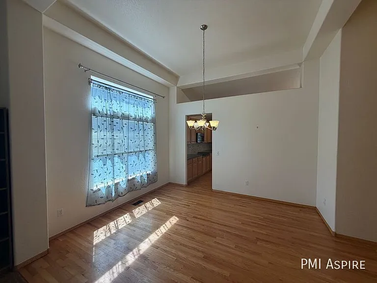 1424 Wildrose Dr — Photo 4