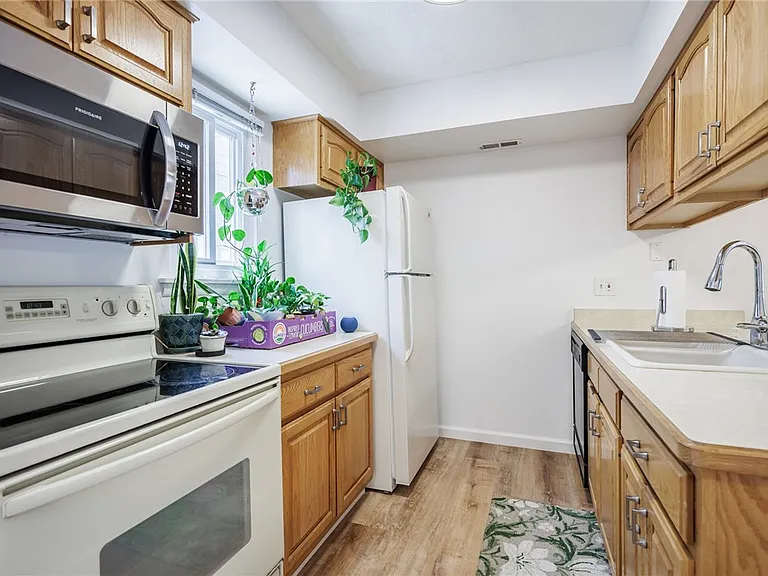 678 Eastbrooke Ln — Photo 10