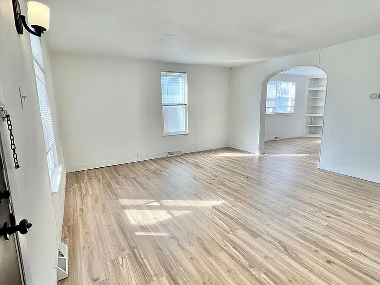 416 Henry St — Photo 10