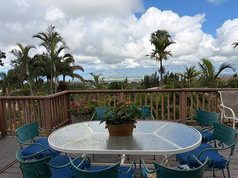 Outdoor/Deck Dining Area