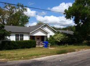 105 Plaza St, Yoakum, TX 77995
