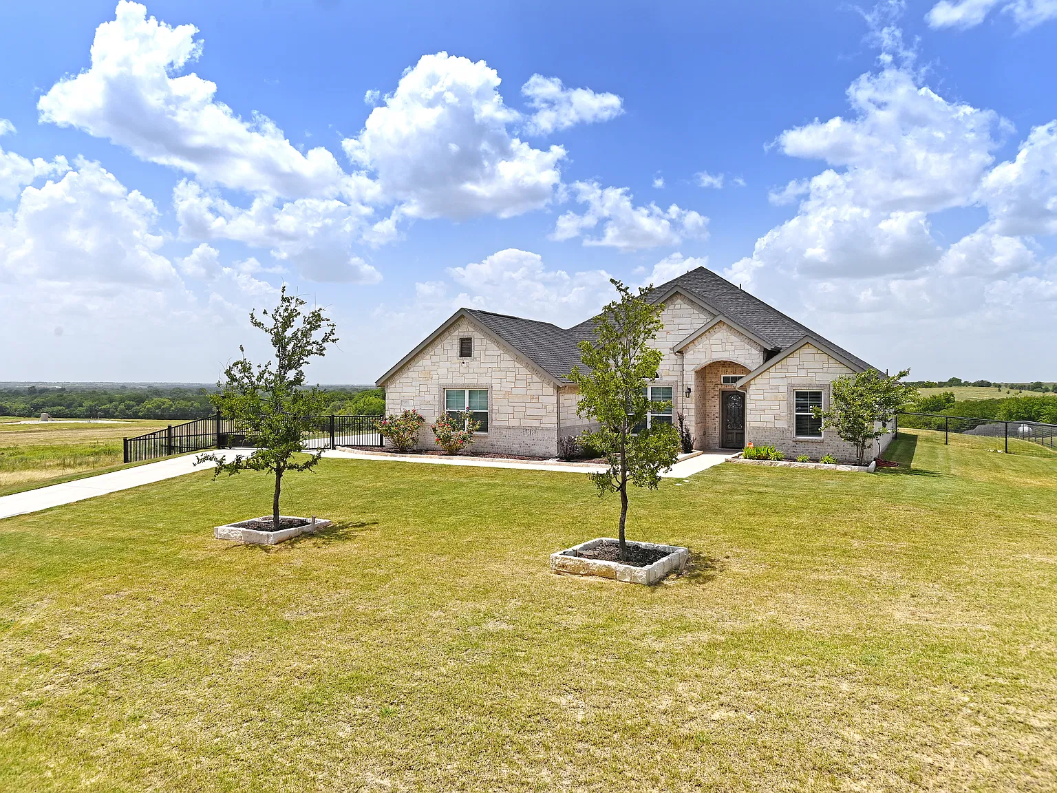 4 bed, 2719 sqft, $3,200 — Photo 3