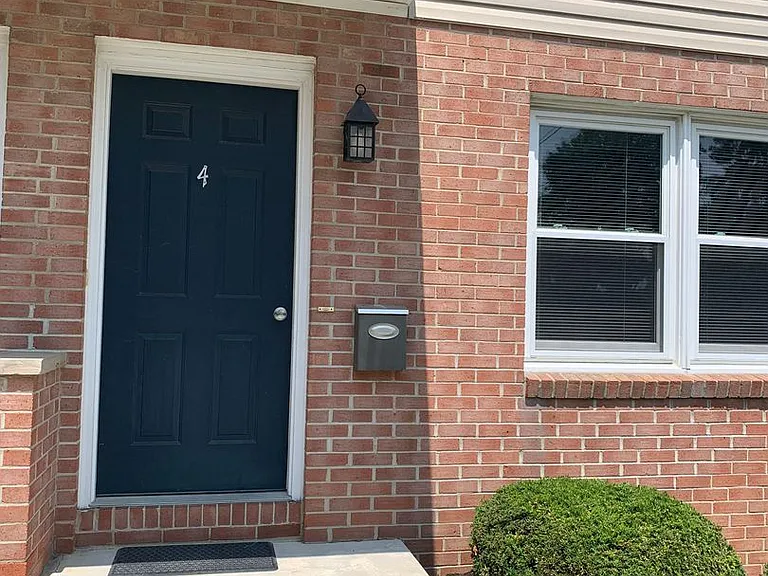 271 Circular St — Photo 3