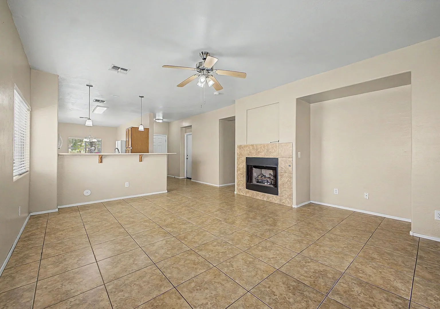Beautiful Single-Level 3 Bedroom, 2 Bathroom Home in Maricopa — Photo 2