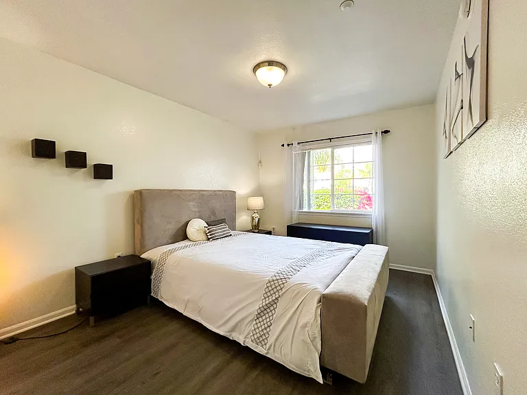 La Pacifica Apartments — Photo 8