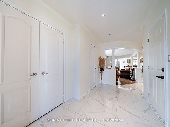 5th image of 19 Spring Valley Ct