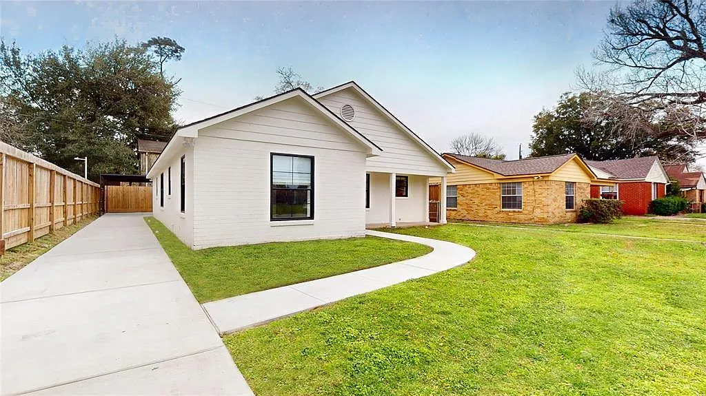 4 bed, 2.0 bath, 1656 sqft, $2,495 — Photo 2