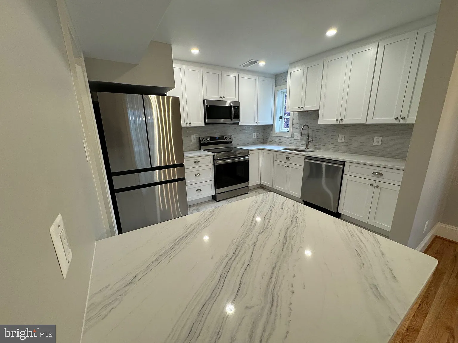 3 bed, 2.5 bath, 1164 sqft, $4,200 — Photo 2