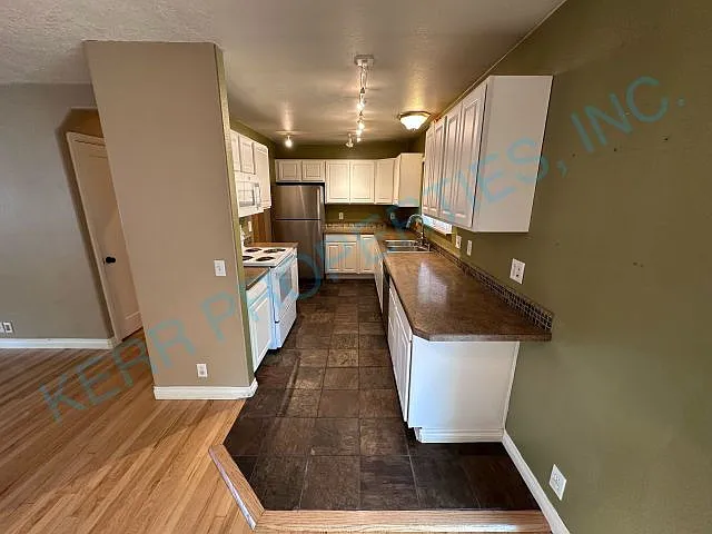 635 SE Juniper Ct E — Photo 5