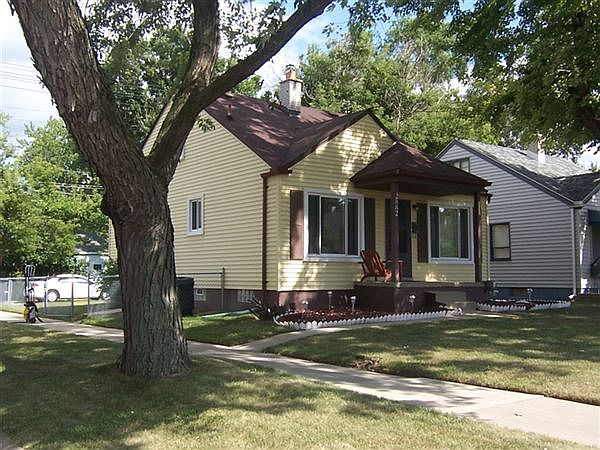 2882 Greenfield Exterior