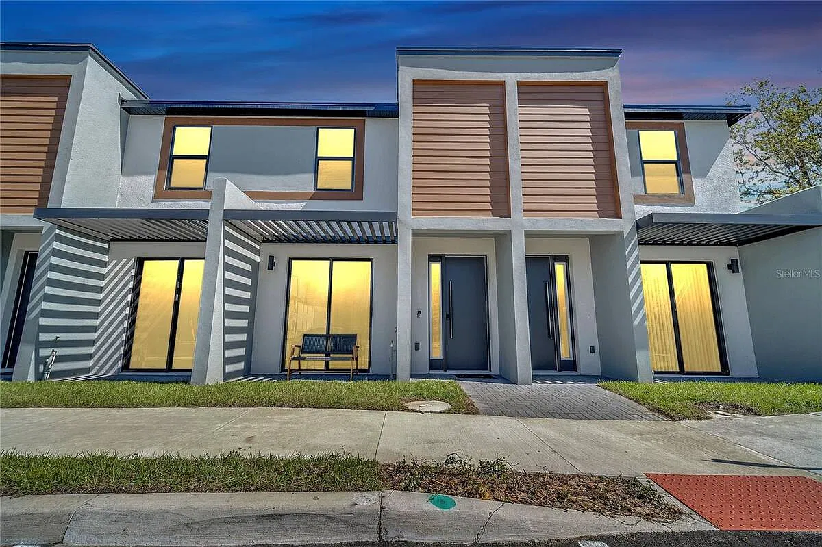 3 bed, 3.0 bath, 1360 sqft, $2,350 — Photo 1