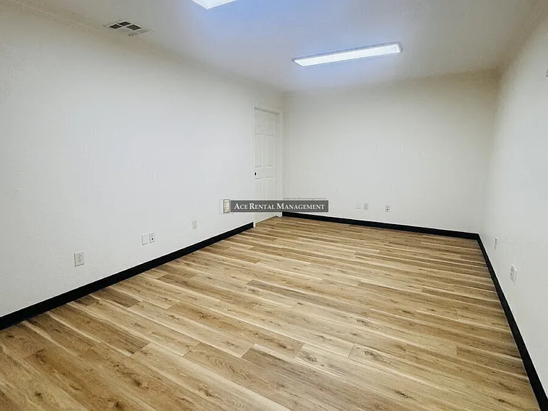 2905 Nederland Ave — Photo 8