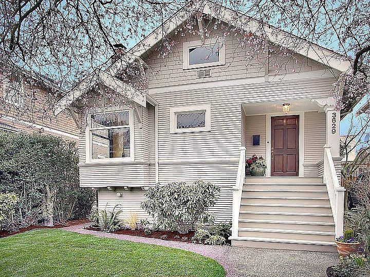 The house sits on a great street w/ neighborhood views of Lk Union & downtown.