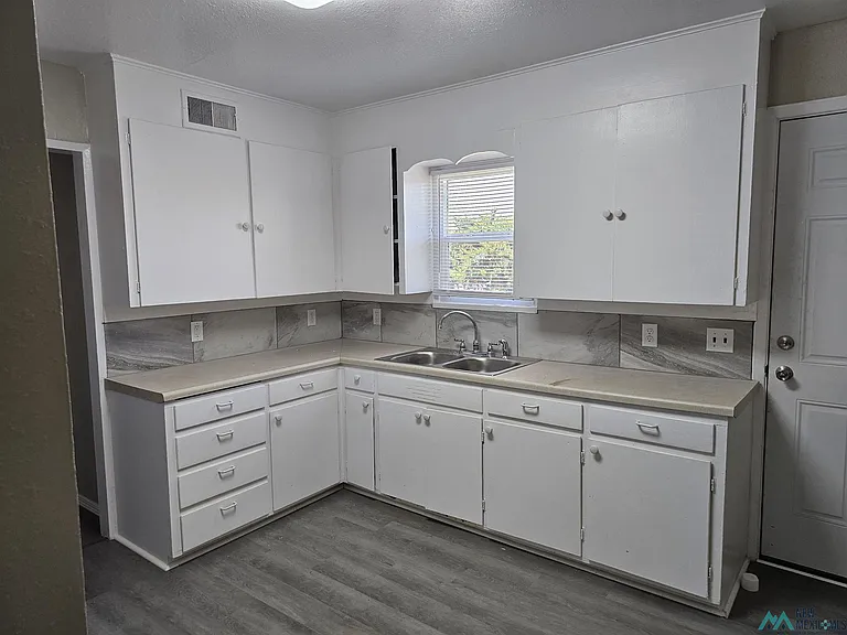 105 E Plaza Dr — Photo 3