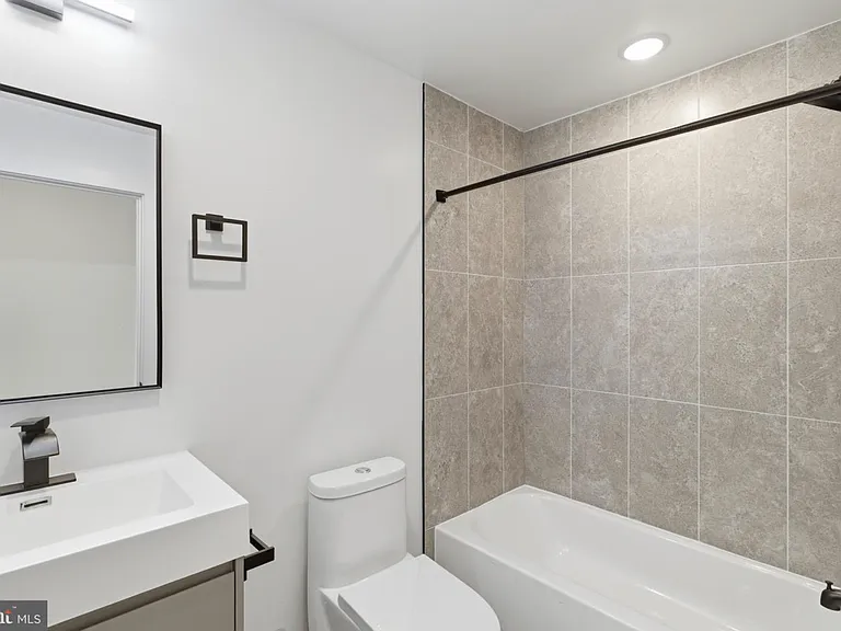1023 W Orleans St — Photo 18