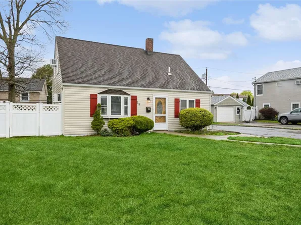 18 Gun Lane, Levittown, NY 11756