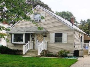 1 Spaulding Ln, Inwood, NY 11096