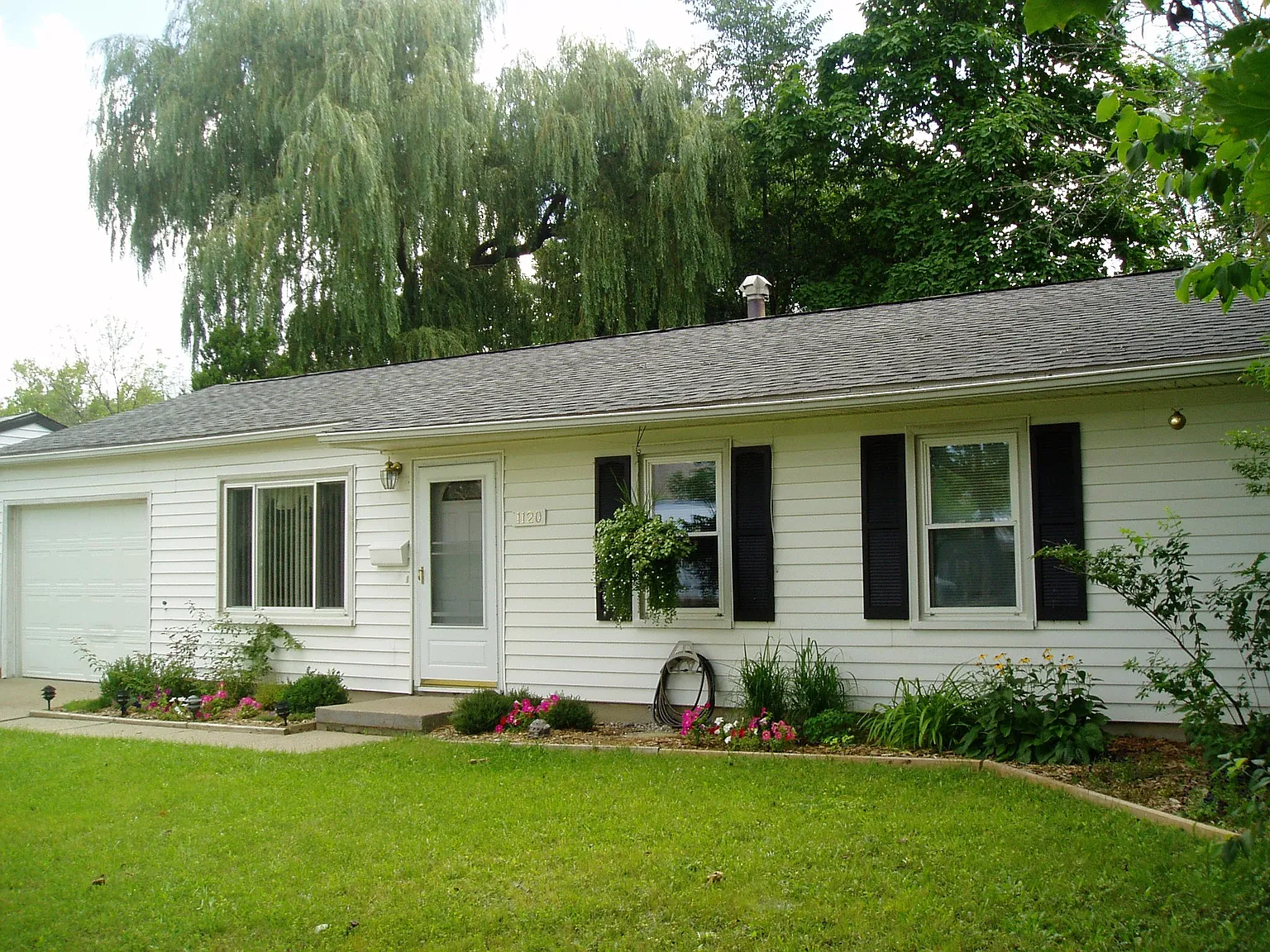1120 N Maple Rd photo 1