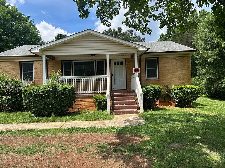 906 Eastside Dr — Photo 1