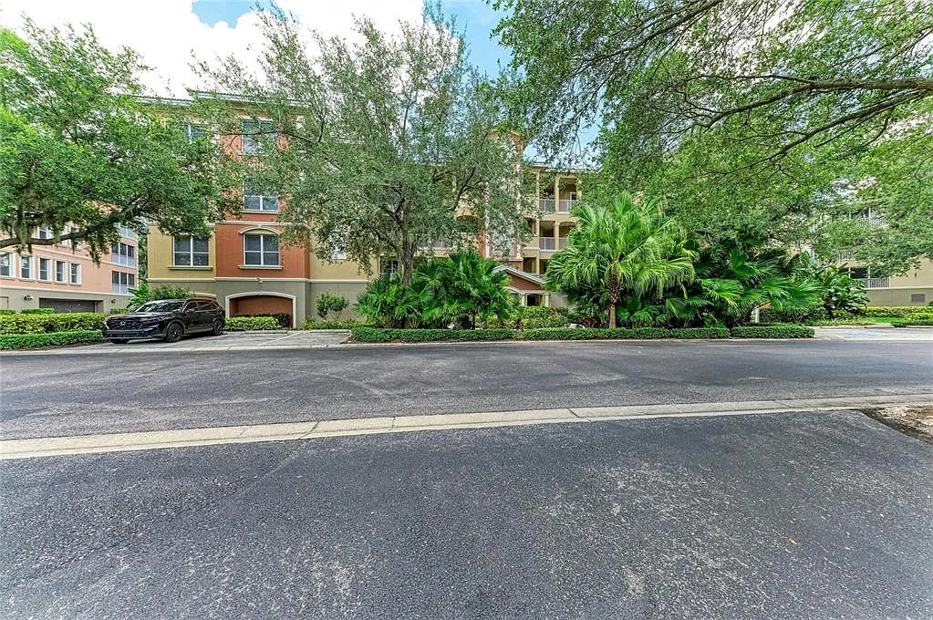 3 bed, 3.0 bath, 2392 sqft, $4,200 — Photo 3