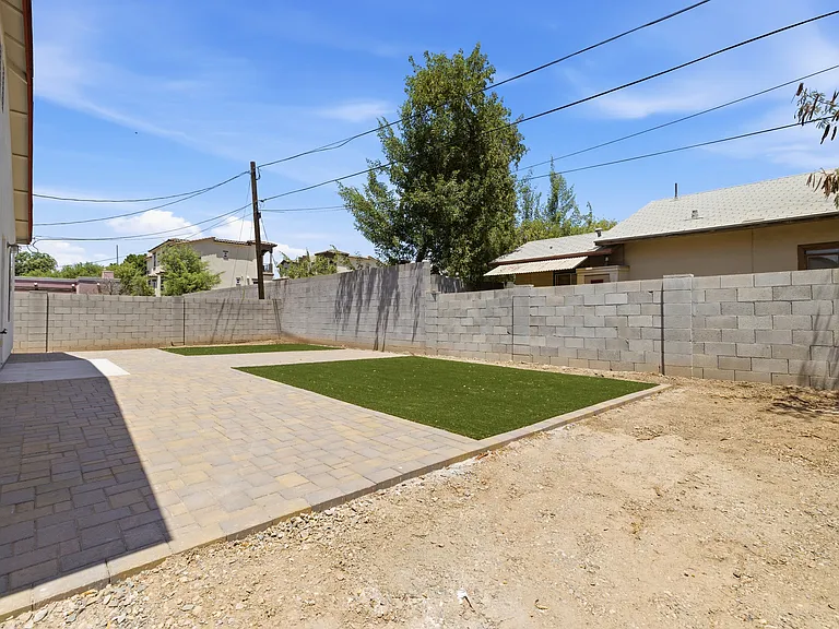 512 W Brown St — Photo 43