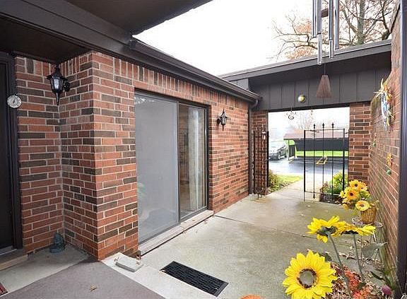 Entry/Court