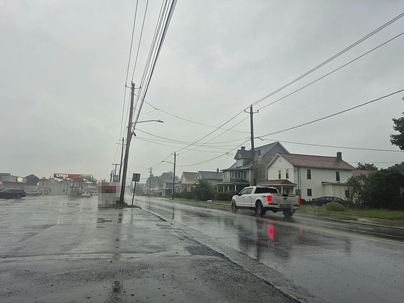 5th image of 418 Main St