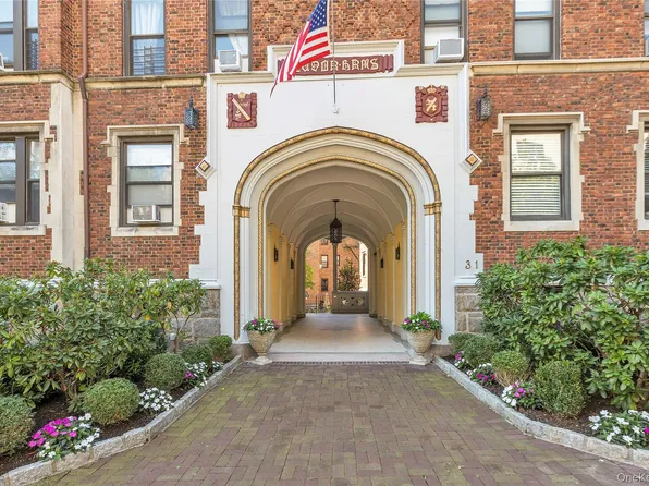 31 Pondfield Road W #1, Bronxville, NY 10708